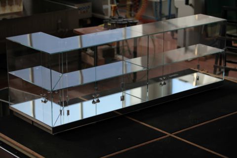 Vetrina espositiva con vetro incollato, realizzata su misura.