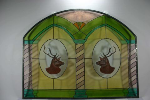 Vetrata piombata con raffigurazione dipinta a grisaglia di 2 cervi, utilizzato per dividere la sala dalla cucina.